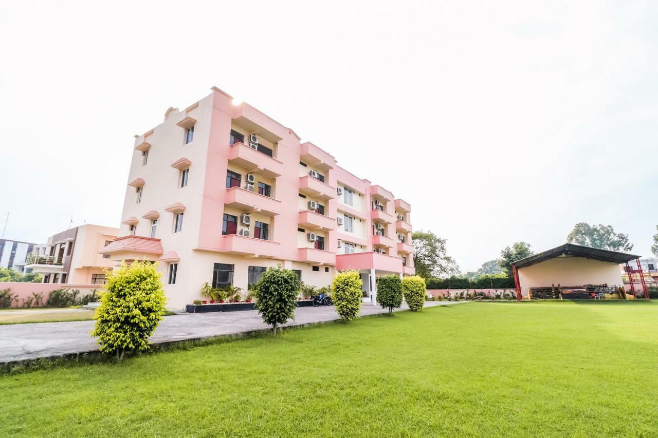 Hôtel Capital O 60233 Brij Ki Rasoi Deluxe à Lucknow Extérieur photo