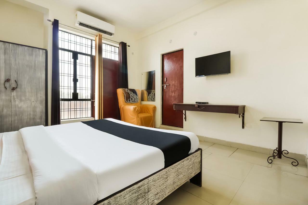 Hôtel Capital O 60233 Brij Ki Rasoi Deluxe à Lucknow Extérieur photo