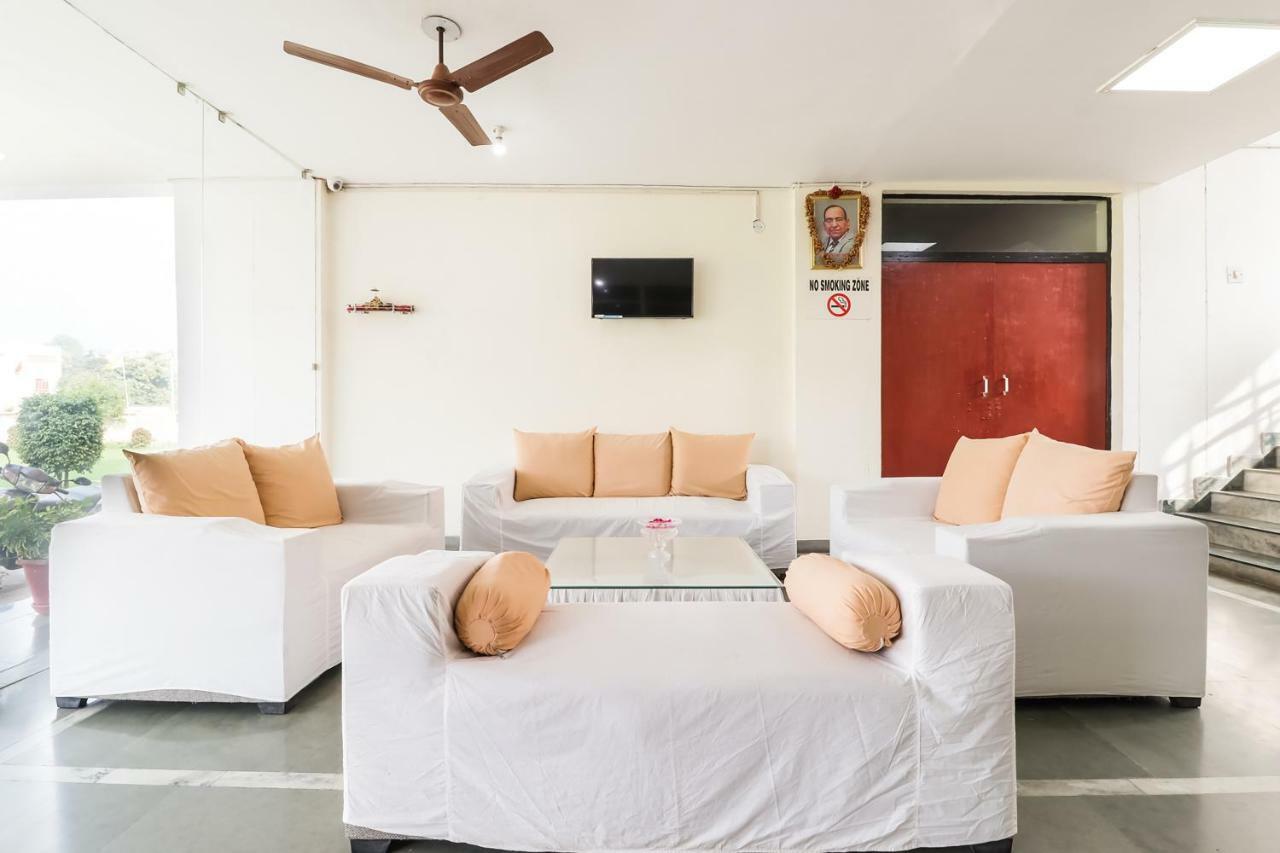Hôtel Capital O 60233 Brij Ki Rasoi Deluxe à Lucknow Extérieur photo